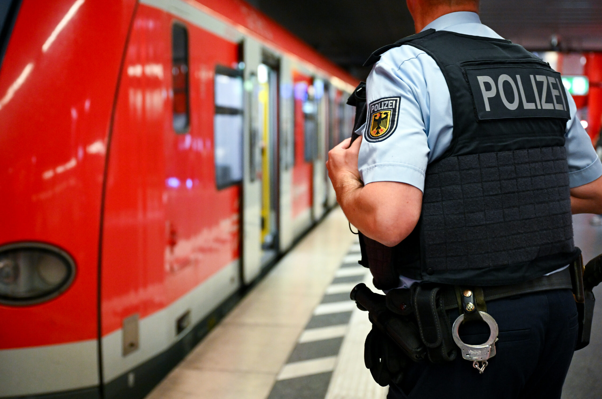Mehrere straftaten begangen und offene haftbefehle – Schwarzfahren wurde Mann am bahnhof Altona zum Verhängnis