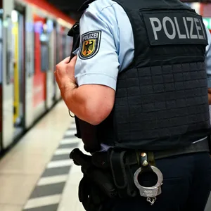 Mehrere straftaten begangen und offene haftbefehle – Schwarzfahren wurde Mann am bahnhof Altona zum Verhängnis