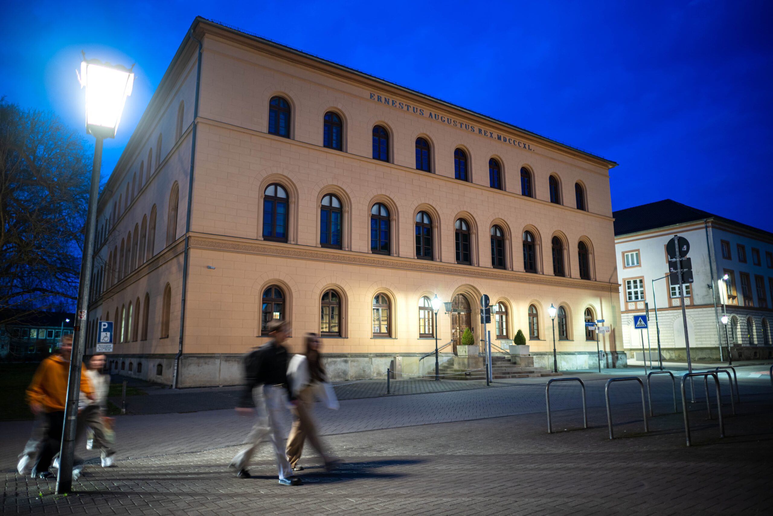 Gebäude bei einsetzender Dunkelheit