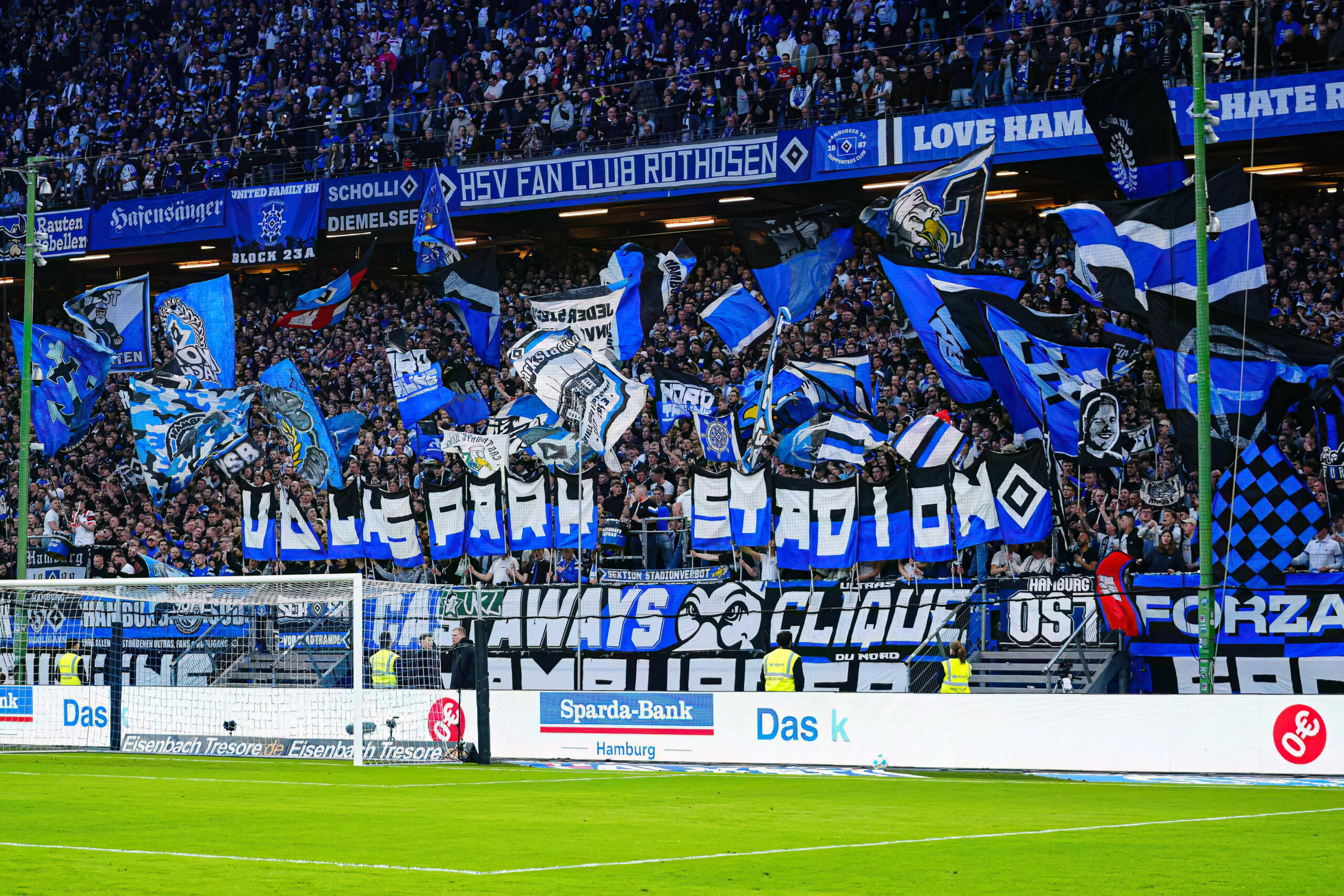 HSV-Ultras auf der Nordtribüne im Volksparkstadion