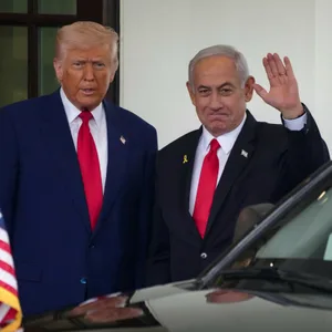 US-Präsident Donald Trump (l) begrüßt Israels Ministerpräsident Benjamin Netanjahu im Weißen Haus. (Archivbild)