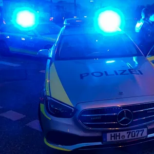Männer mehmen zwei Ausreißereinnen bei sich in der Wohnung auf und bedrängen sie in sexuelle Absicht – sie leisten bei ihrer festnahme erheblichen Wiederstand