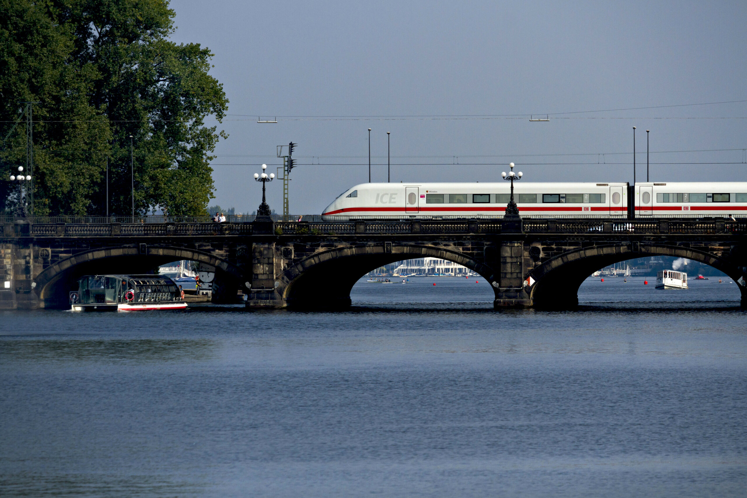 Ein ICE fährt über die Lombardsbrücke.