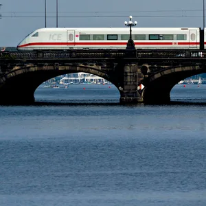 Ein ICE fährt über die Lombardsbrücke.