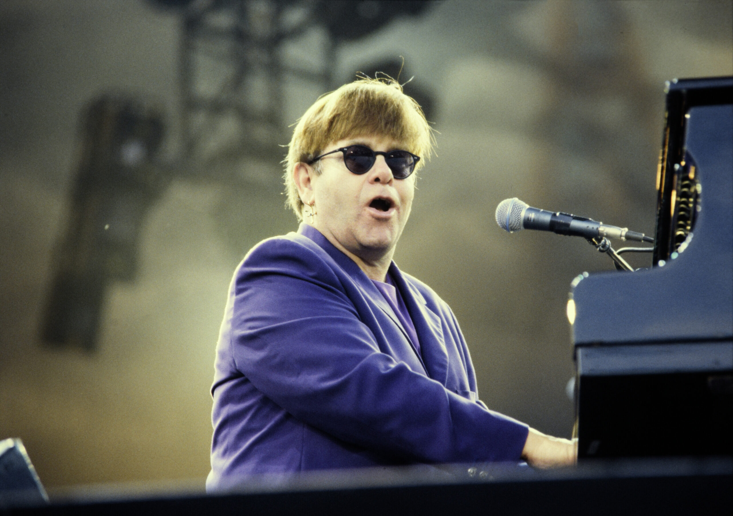 Elton John während eines Konzerts