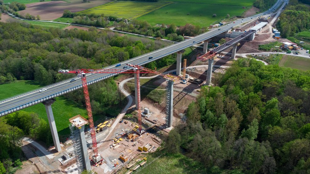 Fortschreitende Bauarbeiten an der Thulbabrücke Autobahn A7
