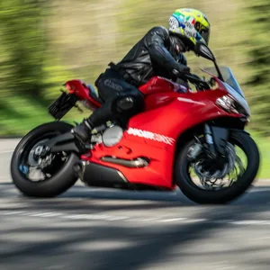 Ein Motorradfahrer auf einer Landstraße