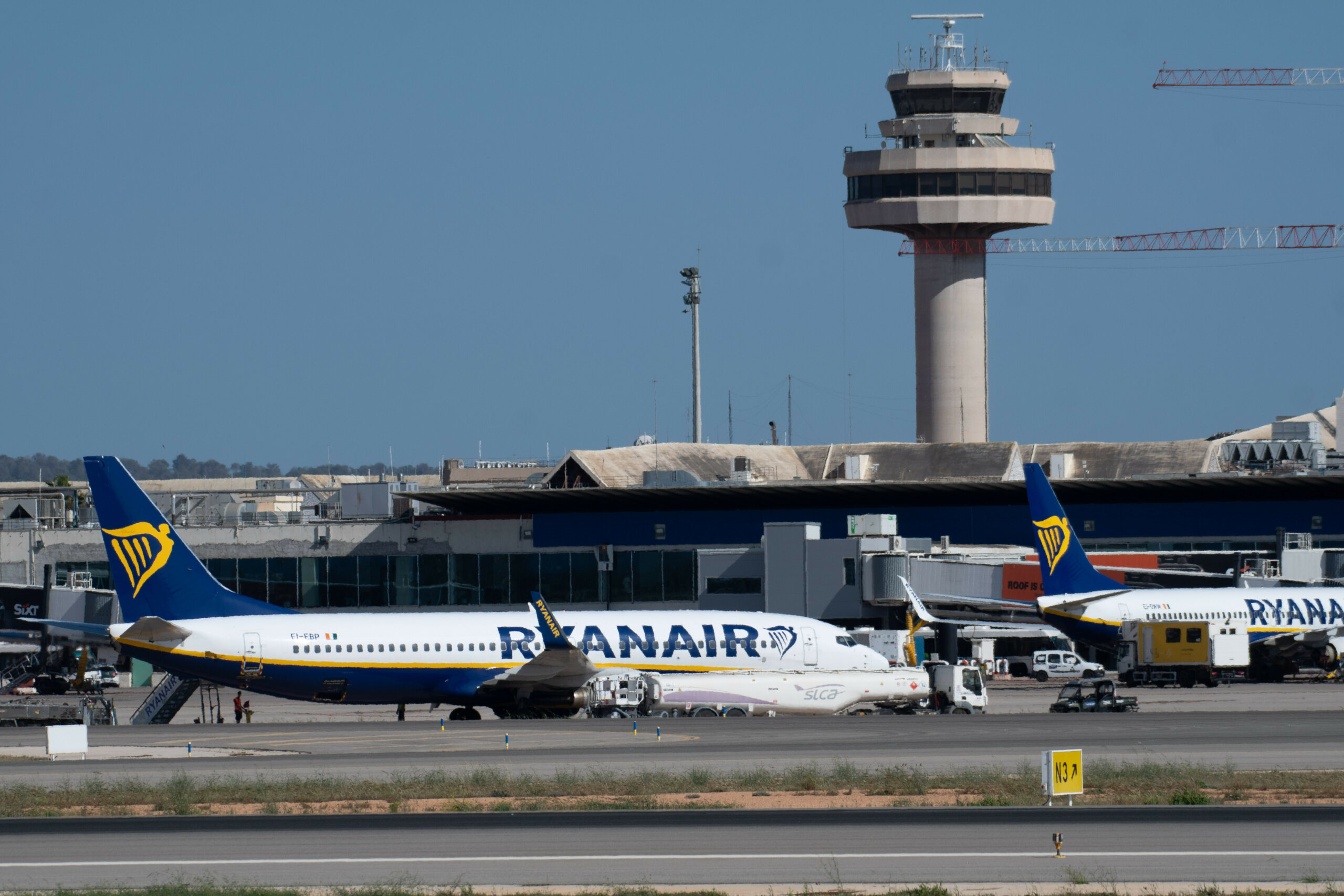 Eine Ryanair-Maschine steht am Flughafen von Mallorca. (Symbolbild)