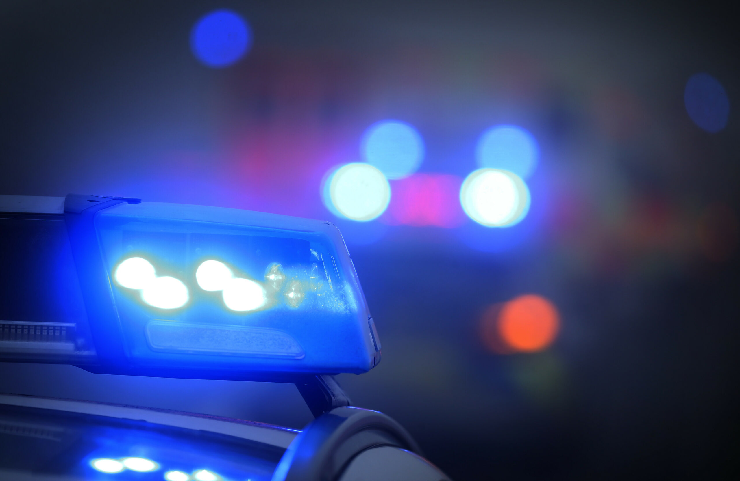 Ein Polizeiauto mit eingeschaltetem Blaulicht. (Symbolbild)
