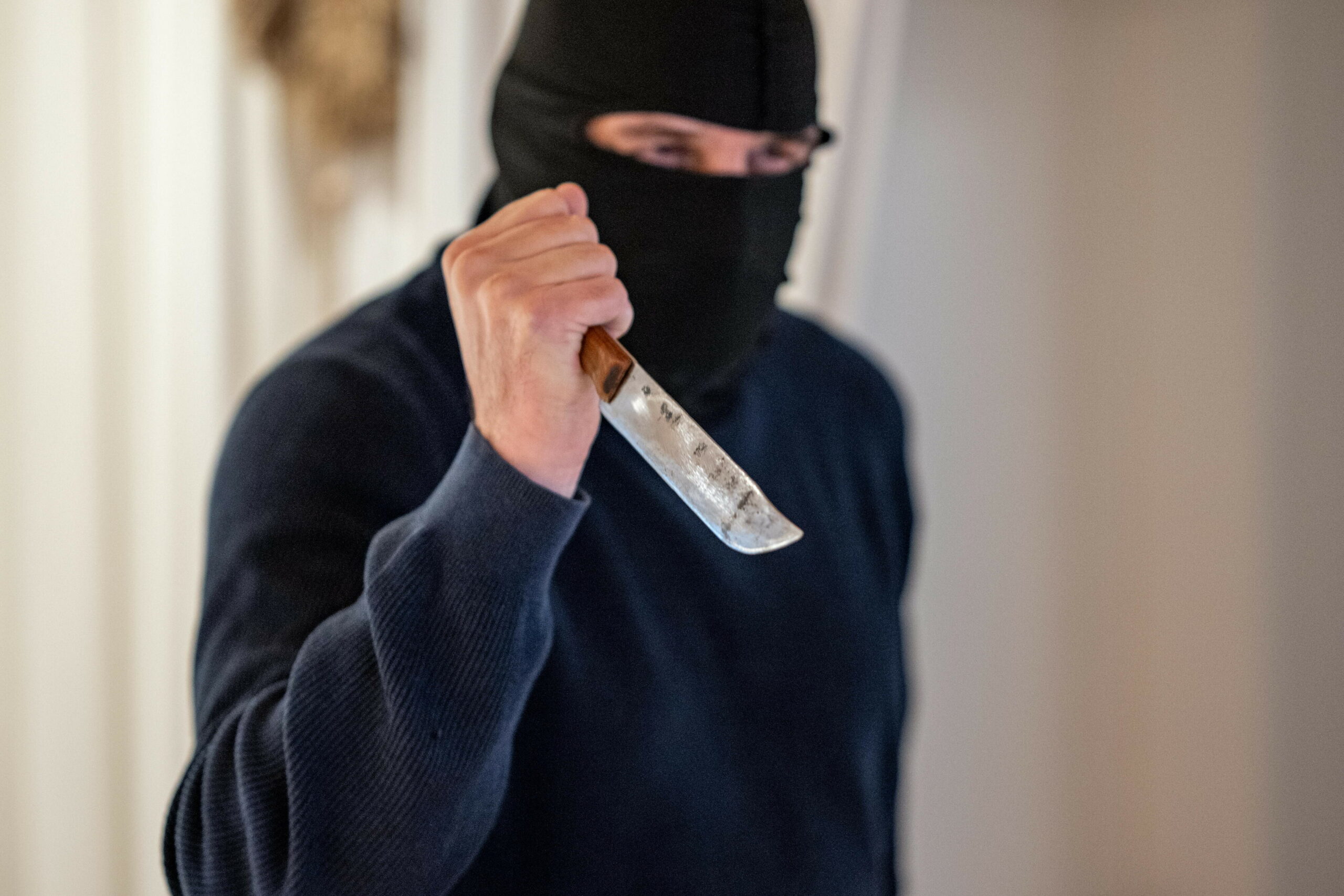 Paketbote in sasel mit Messer bedroht und ausgeraubt – Zeugen gesucht