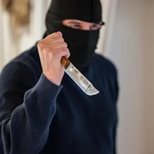 Paketbote in sasel mit Messer bedroht und ausgeraubt – Zeugen gesucht