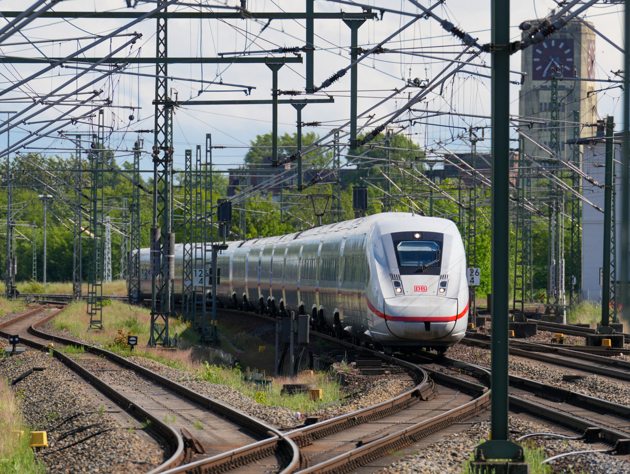 Neun Monate lang wird die Strecke zwischen Hamburg und Berlin vollständig gesperrt. (Symbolbild)