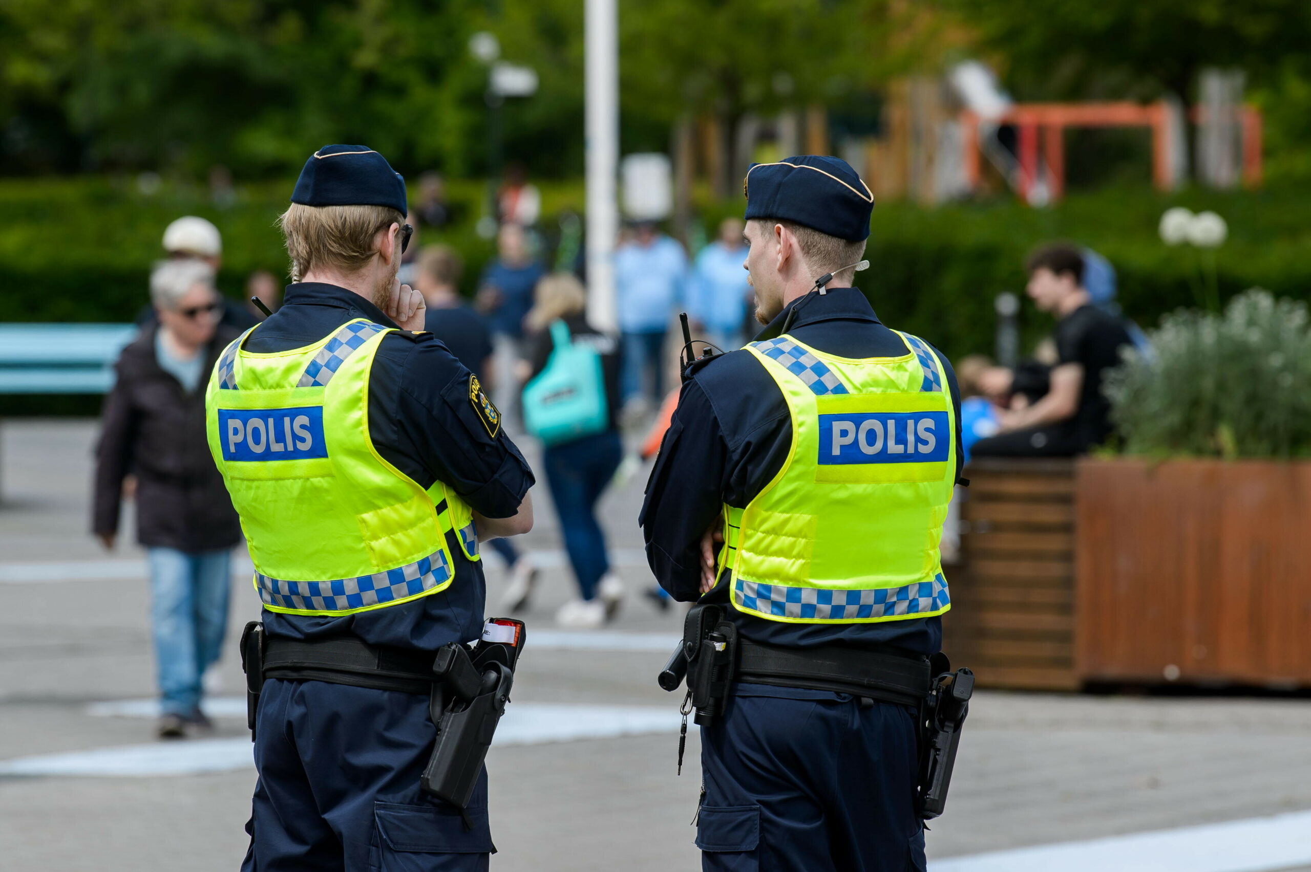 Zwei schwedische Polizisten stehen nebeneinander