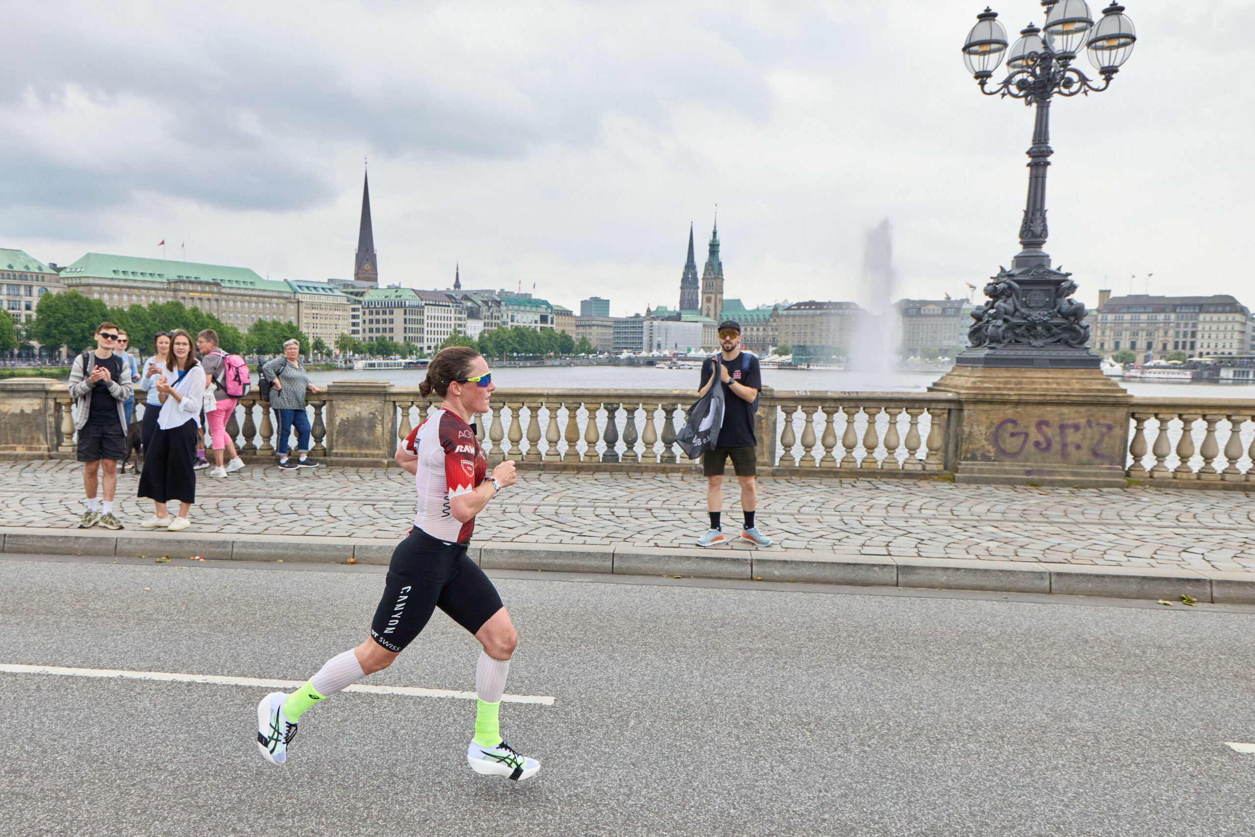 Es muss ja nicht gleich ein Triathlon sein – auch schon regelmäßiges Joggen hält einen fit.