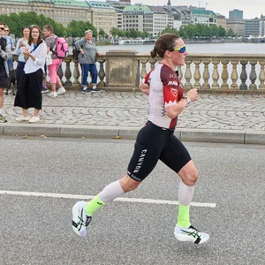 Es muss ja nicht gleich ein Triathlon sein – auch schon regelmäßiges Joggen hält einen fit.