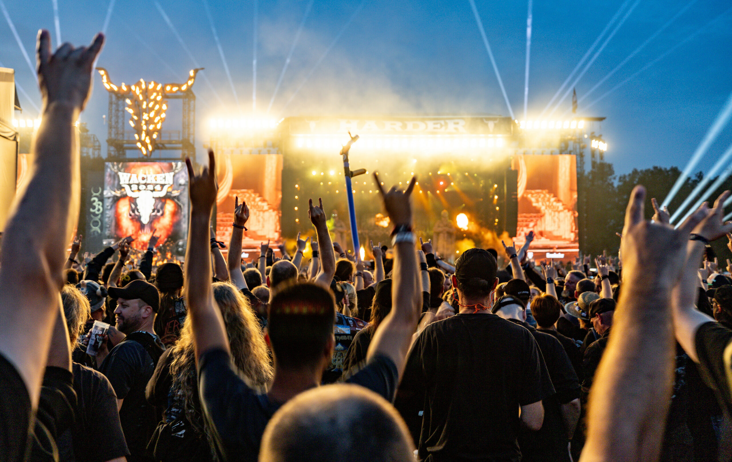Festivalbesucher vor einer Bühne beim Wacken Open Air.
