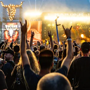 Festivalbesucher vor einer Bühne beim Wacken Open Air.