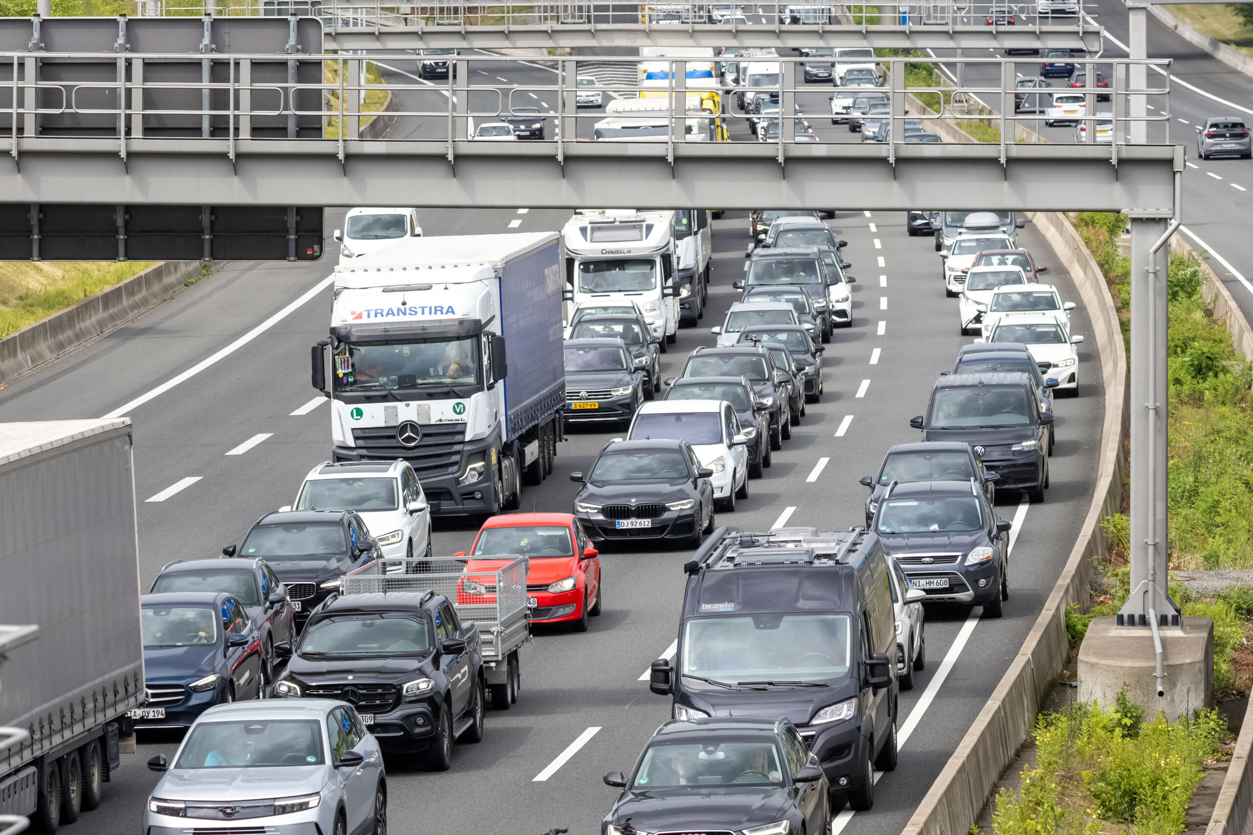 Autos sind auf der A7 in Richtung Süden unterwegs.