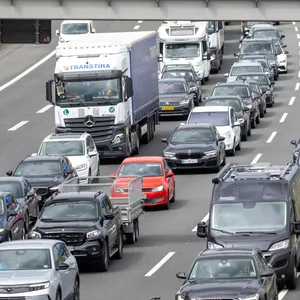 Autos sind auf der A7 in Richtung Süden unterwegs.