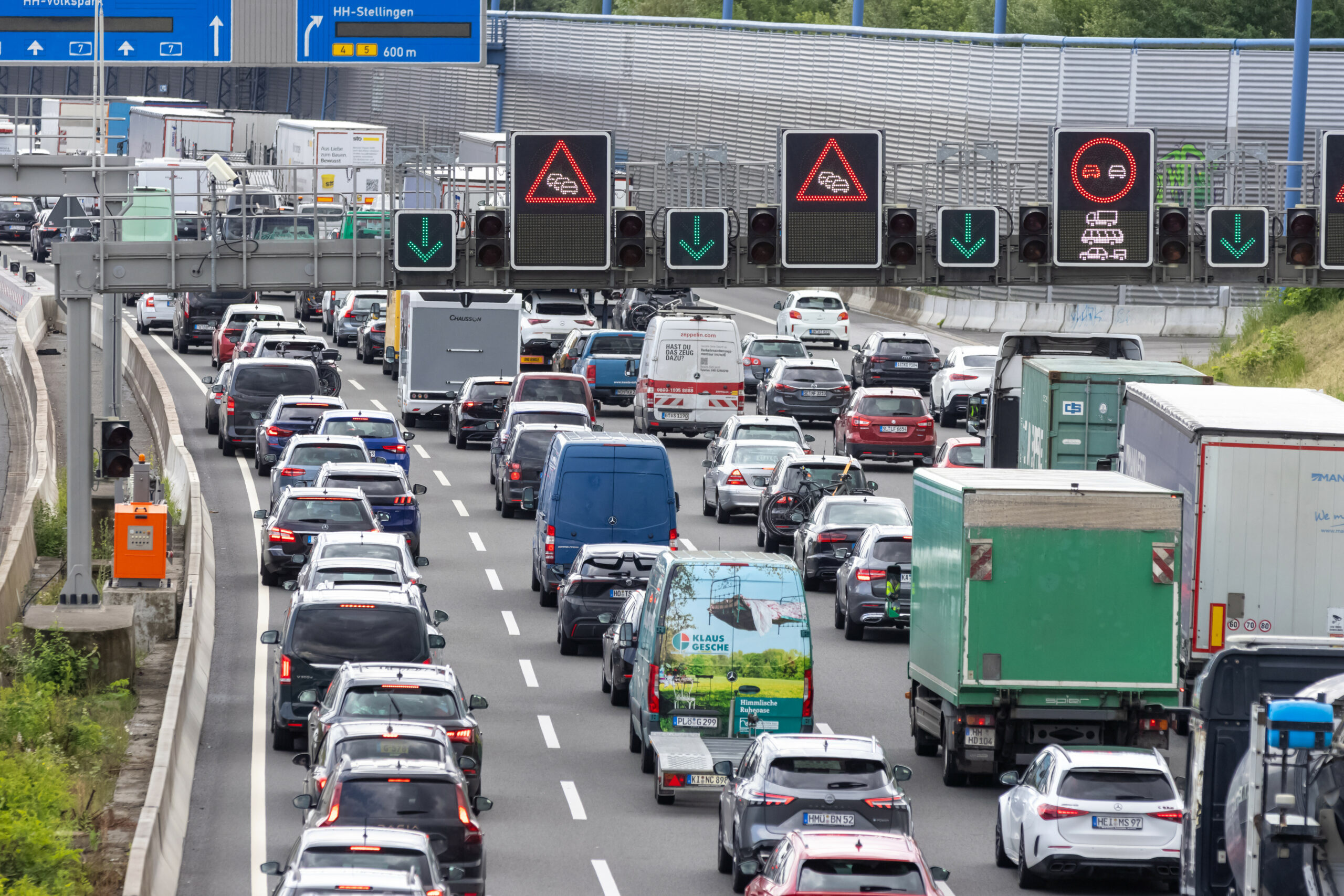 Stauender Verkehr ist auf der A7 in Hamburg in Richtung Süden zu sehen.