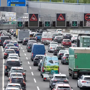 Stauender Verkehr ist auf der A7 in Hamburg in Richtung Süden zu sehen.