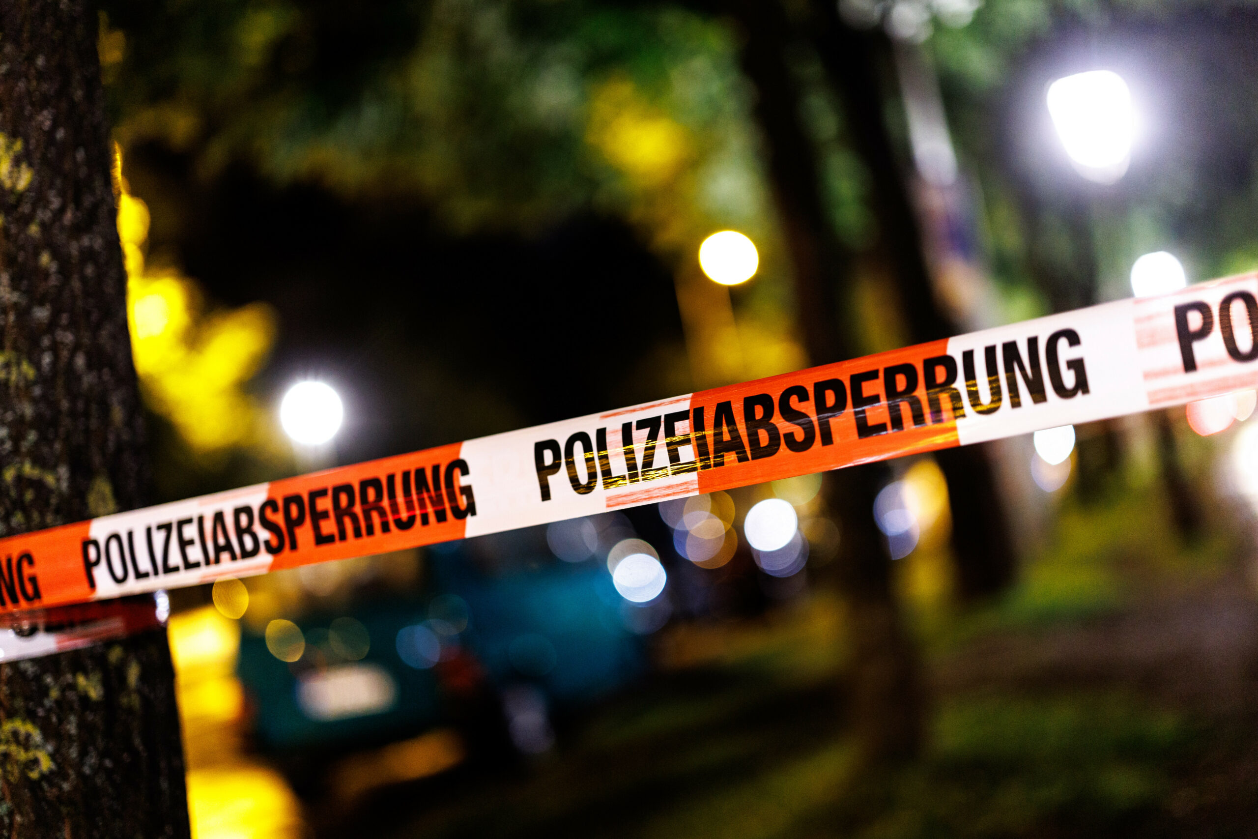 Ein Absperrband mit der Aufschrift: „Polizeiabsperrung“