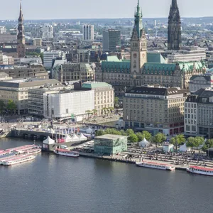 Luftaufnahme vom Hamburger Rathaus mit der Binnenalster.