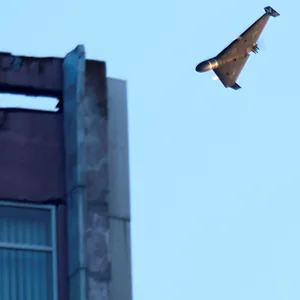 Eine russische Drohne greift ein Gebäude in Kiew an.