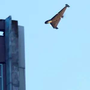 Eine russische Drohne greift ein Gebäude in Kiew an.