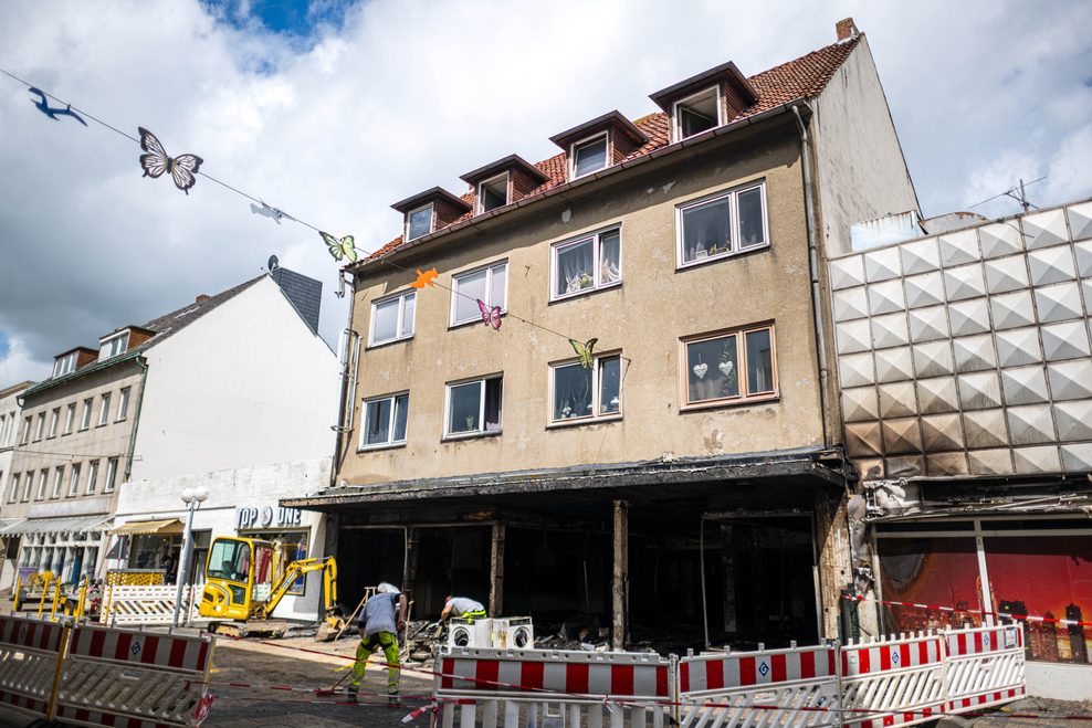 Die ausgebrannte Geschäftsfläche mit den darüberliegenden Wohnungen in der Innenstadt von Wilhelmshaven.