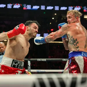 Chavez Jr. im Boxkampf gegen Paul