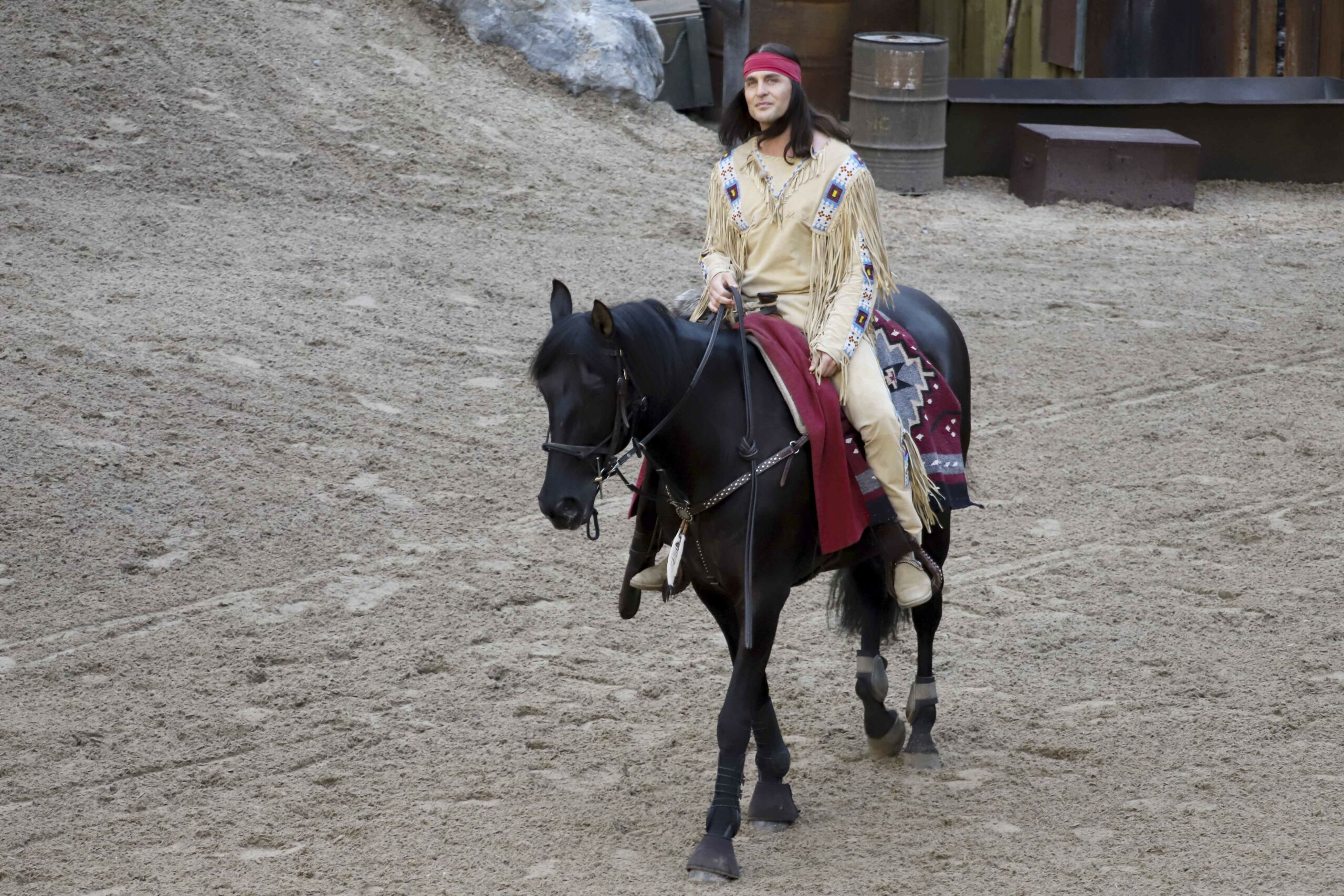 Alexander Klaws sitzt als Winnetou auf einem Pferd.
