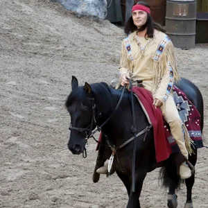 Alexander Klaws sitzt als Winnetou auf einem Pferd.