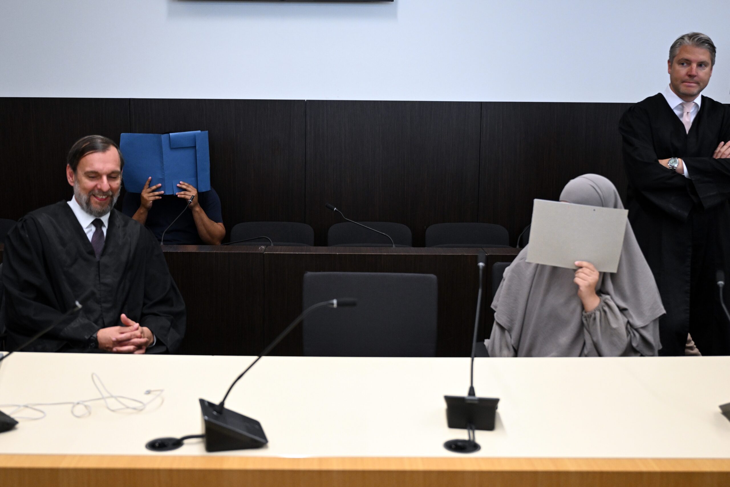 Zwei Angeklagte sitzen vor Gericht