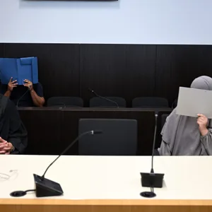 Zwei Angeklagte sitzen vor Gericht