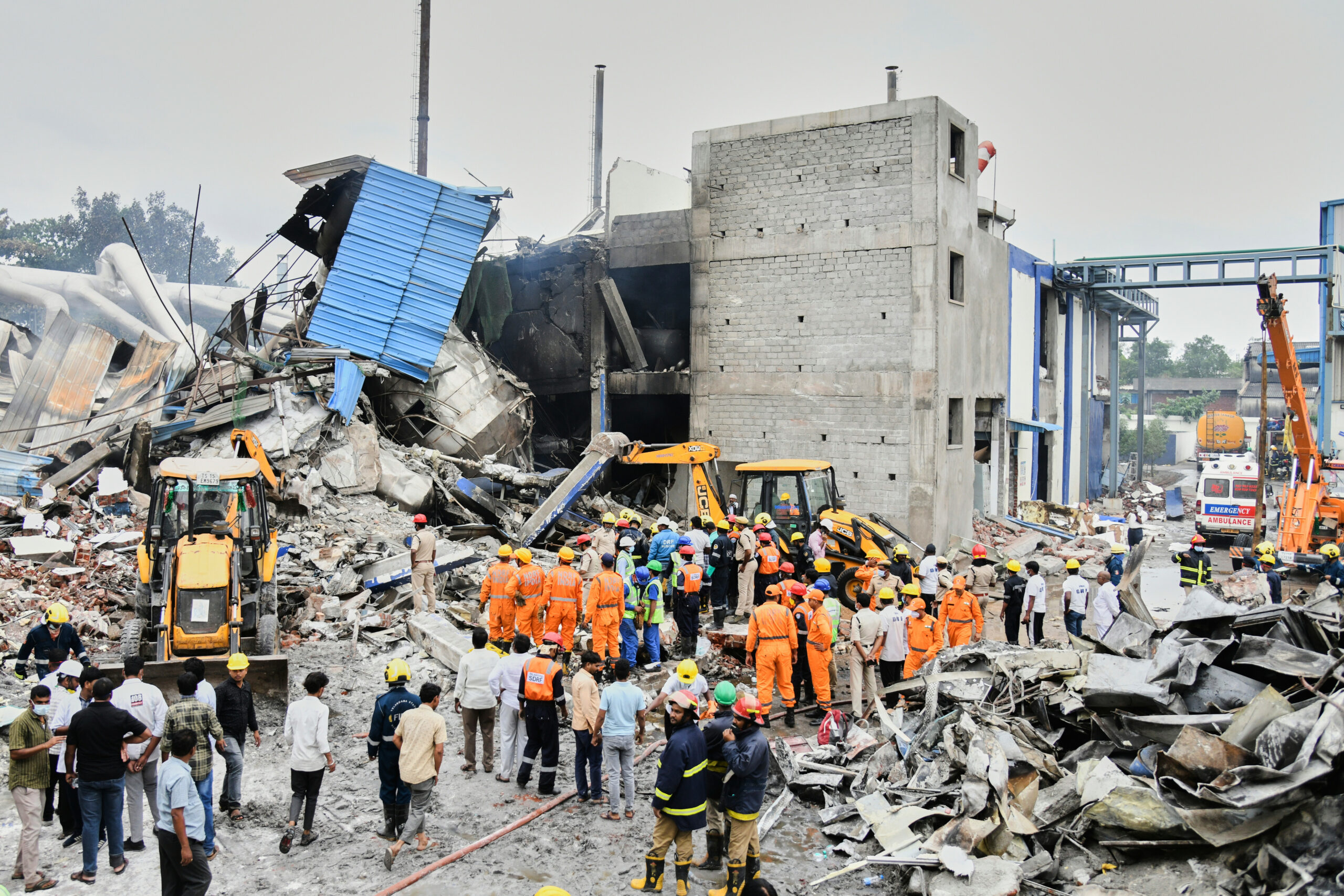 Zertrümmertes Haus, Rettungskräfte, Bagger