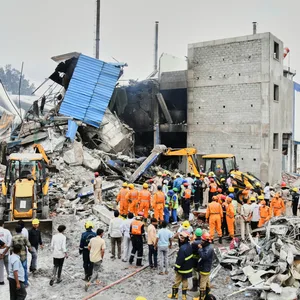 Zertrümmertes Haus, Rettungskräfte, Bagger
