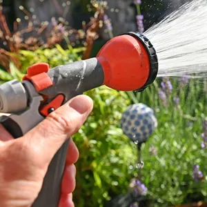 Ein Mann bewässert seinen Garten