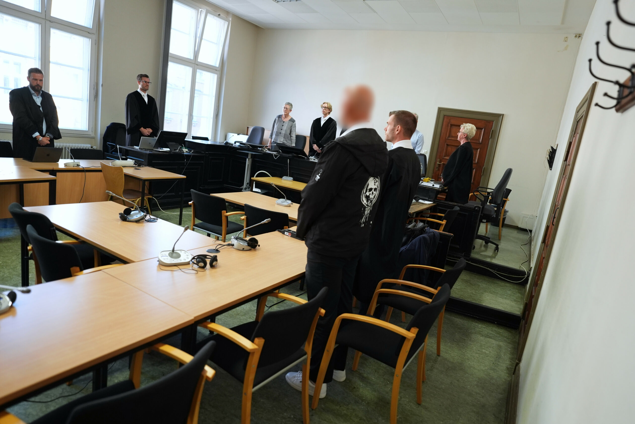 Der Angeklagte (l) steht neben seinem Anwalt Christian Gotthardt im Gericht.