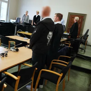 Der Angeklagte (l) steht neben seinem Anwalt Christian Gotthardt im Gericht.