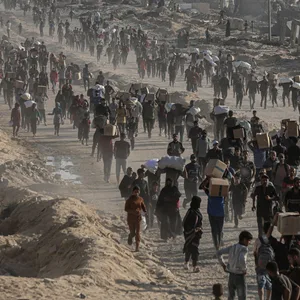 Palästinenser tragen Lebensmittelpakete, die von der The Gaza Humanitarian Foundation (GHF) verteilt wurden.