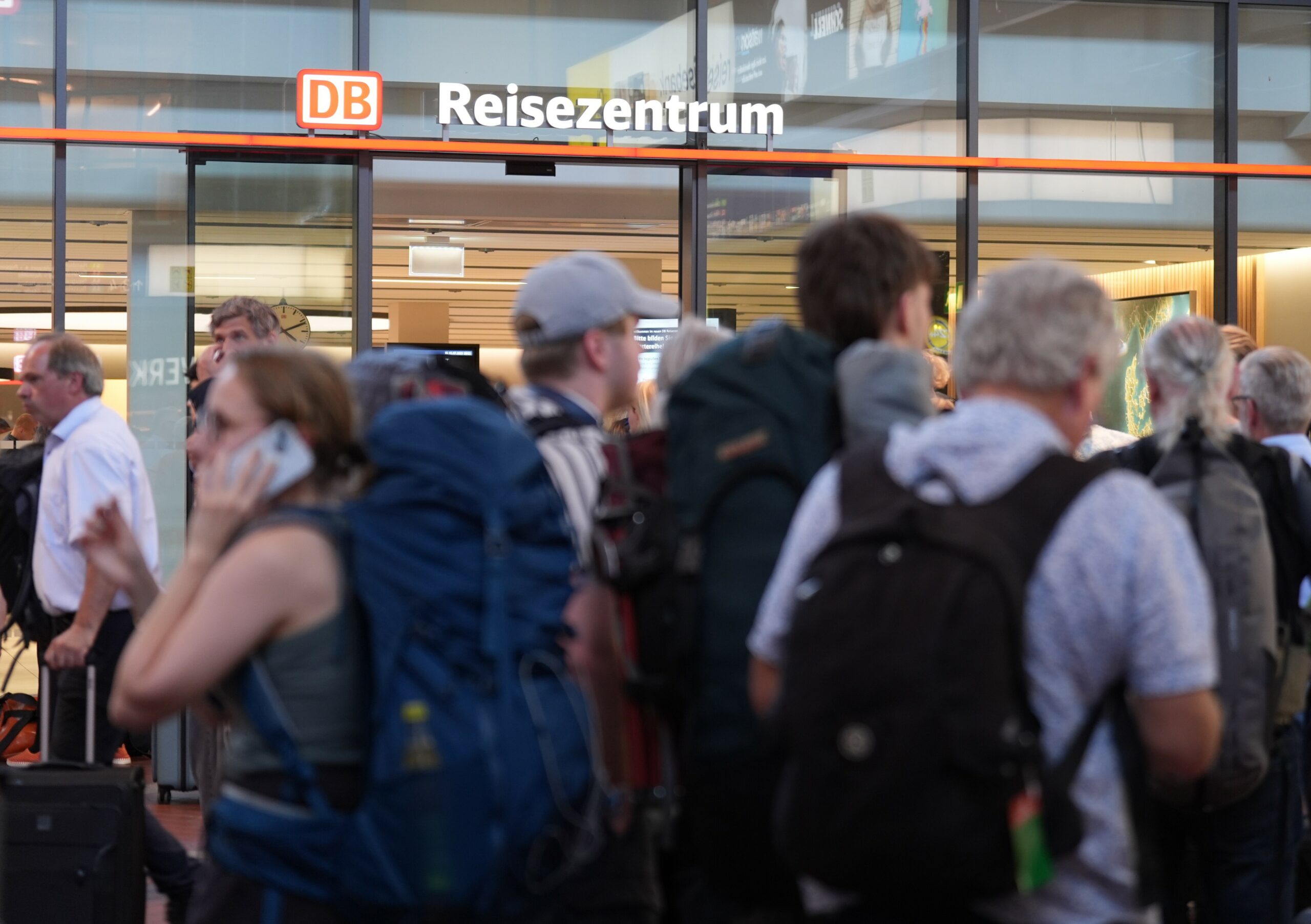 Menschen stehen vor einem Reisecentrum