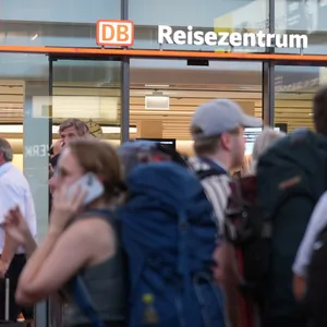 Menschen stehen vor einem Reisecentrum