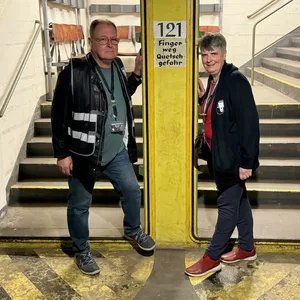 Michael und Sonja Richter zeigen Besuchern den Tiefbunker Steintorwall.