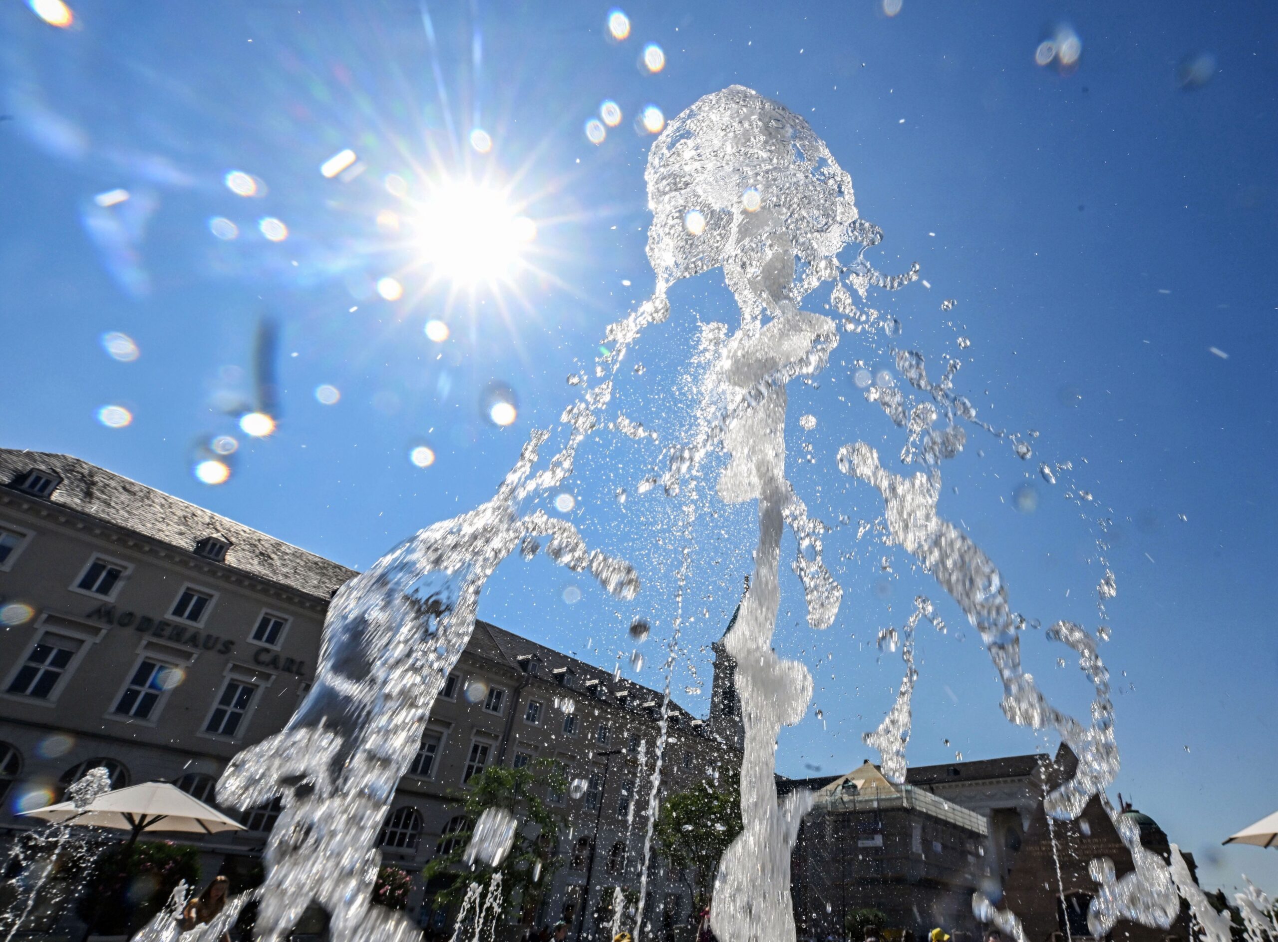 Wasserfontäne bei Sonnenschein