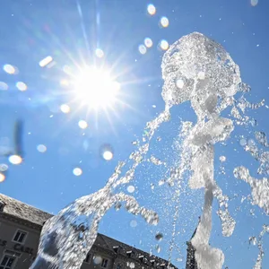 Wasserfontäne bei Sonnenschein