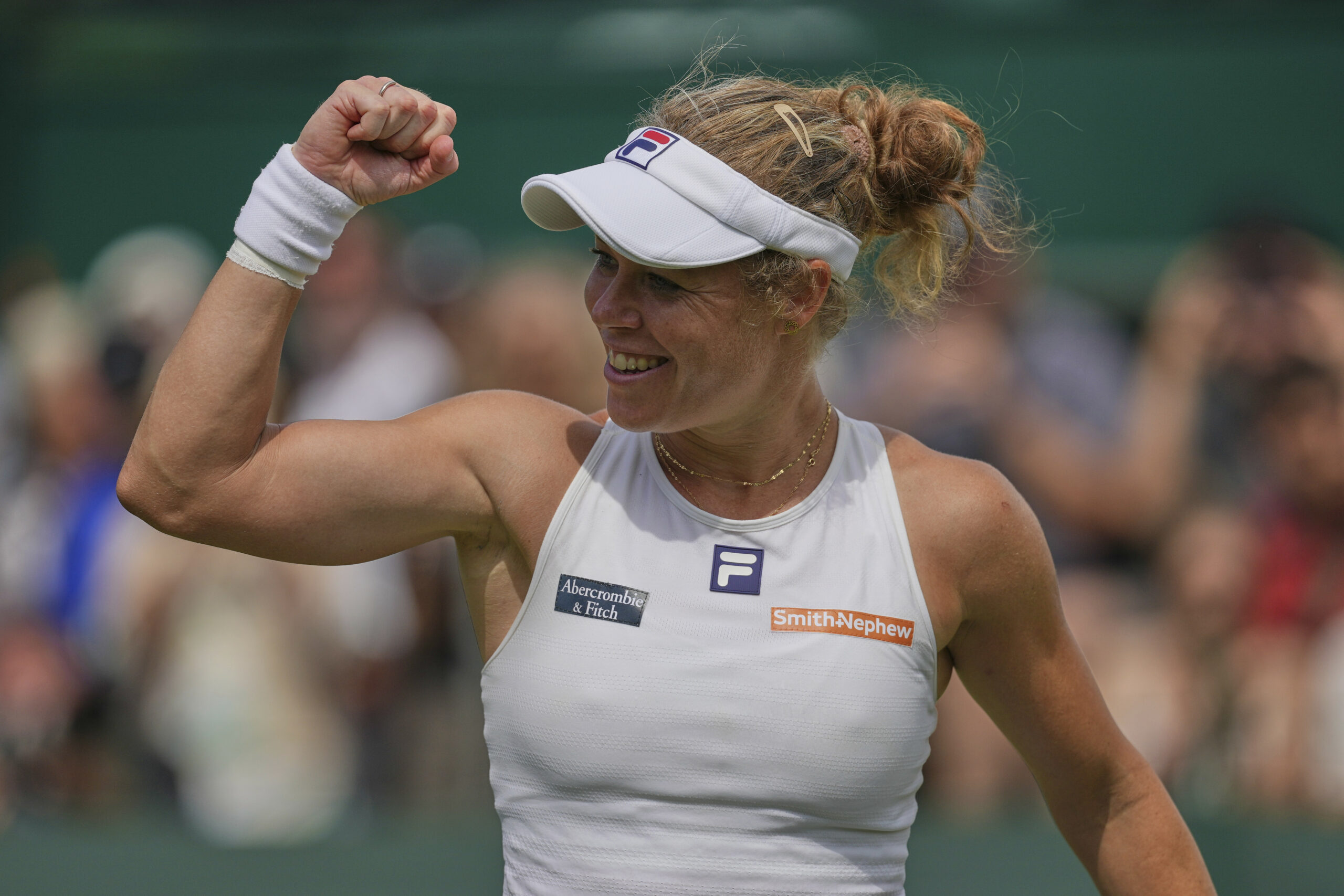 Laura Siegemund hebt erfreut die faust in die Luft
