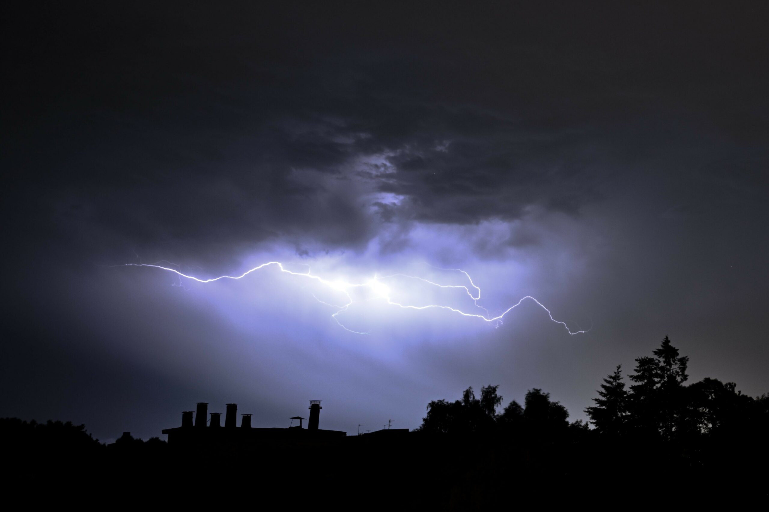 Gewitterwolken und Blitze