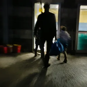 Die italienischen Carabinieri haben zwei Kinder (6 und 9 Jahre) befreit, die sie verwahrlost in einem Bauernhaus gefunden haben.