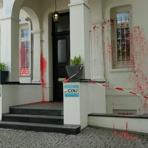 Rote Farbe ist nach einem Farbanschlag auf die Hamburger CDU-Zentrale am Gebäude zu sehen.